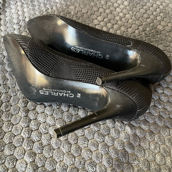 Charles Black Textured Heels. Size 8M - Picture 6 of 6